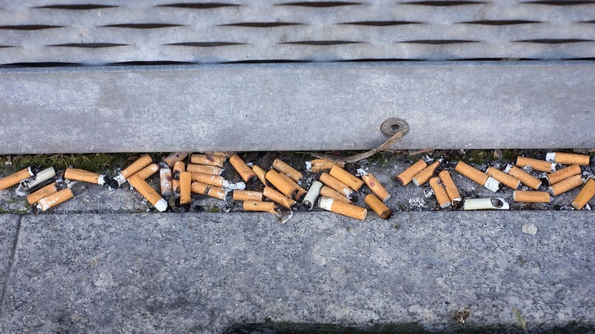 Každý pátý kuřák hází nedopalky na zem, filtr se přitom v přírodě rozkládá až 15 let